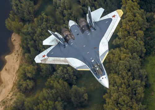 Новейший российский истребитель Су-57Э совершил первый полет на выставке в Индии