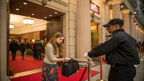 Пойти в театр в Москве стало сродни полету в самолете