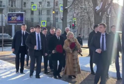 Путин в годовщину смерти Собчака возложил цветы к его памятнику в Петербурге