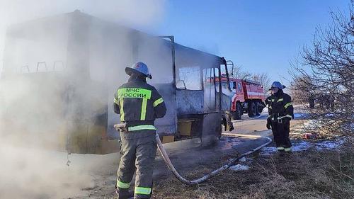 Школьный автобус загорелся в мороз, отдавая тепло