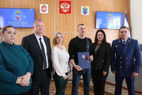 В Феодосии большую семью &laquo;упаковали&raquo; в двушку