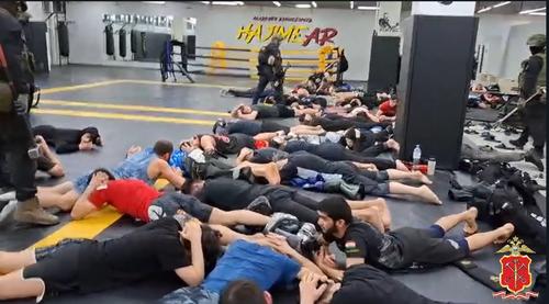 В Петербурге силовики с кувалдами искали  мигрантов-нелегалов в ММА-клубе