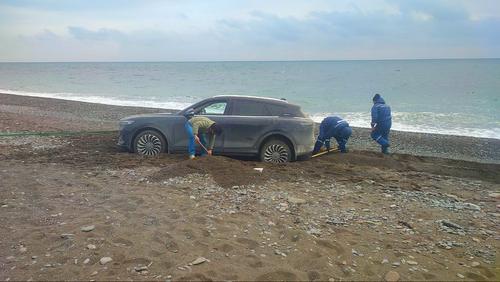 Владелец электромобиля не рассчитал силы машины в песке у моря