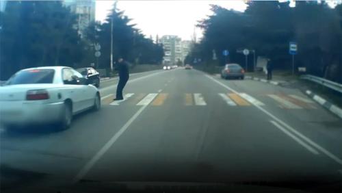 Водитель, сдуру, начал обгон машин, стоящих перед &laquo;зеброй&raquo;