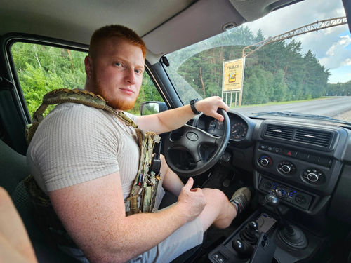 Волонтер Михаил Лисов празднует свой День рождения в зоне боевых действий