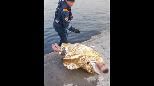 Возможно, в знак солидарности с погибшими в США, севастополец полез в ледяную воду