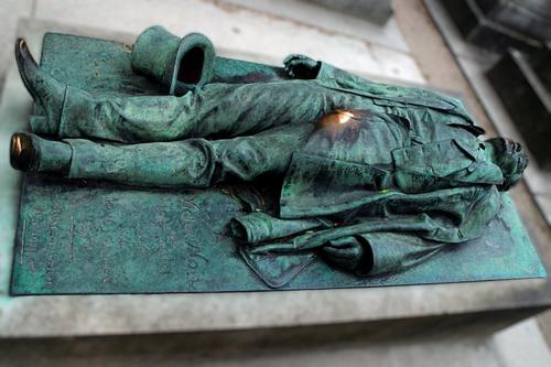 Женщины целуют этот памятник на кладбище и занимаются с ним петтингом