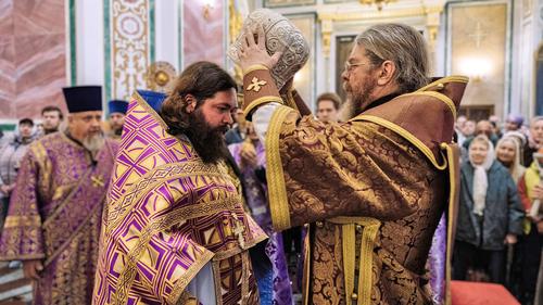 Феодосия досталась в управление давнему товарищу митрополита Тихона