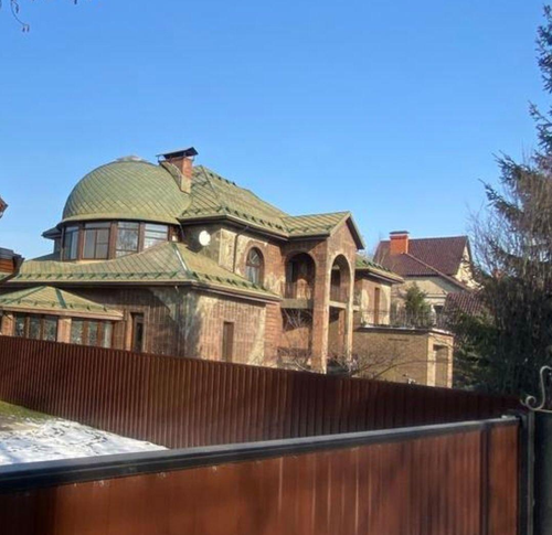 От школы до особняка: за пределами директорской зарплаты