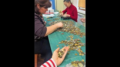 Памятники из денег