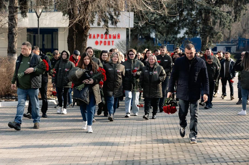 Представители Народного фронта отдали дань памяти жертвам агрессии НАТО в Югославии и возложили цветы к посольству Сербии в Москве