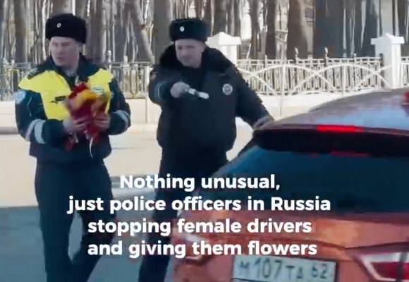 Российские сотрудники ДПС завирусились в зарубежных социальных сетях