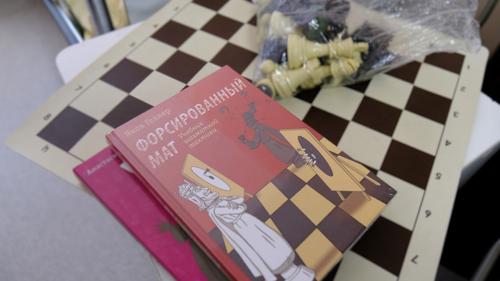 Сенатор вручил участникам СВО учебник по форсированному мату