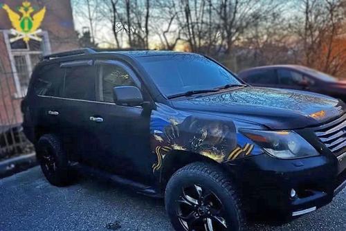 Судебных приставов не испугал медведь на крыле &laquo;Лексуса&raquo;