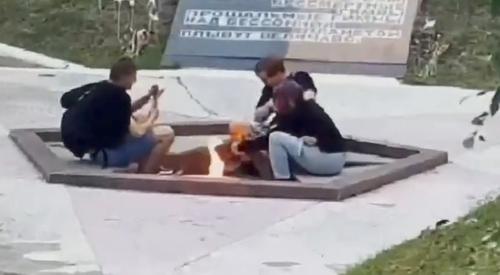 В Киришах Ленинградской области двоих 18-летних парней приговорили к году условно за прожарку сосисок на Вечном огне