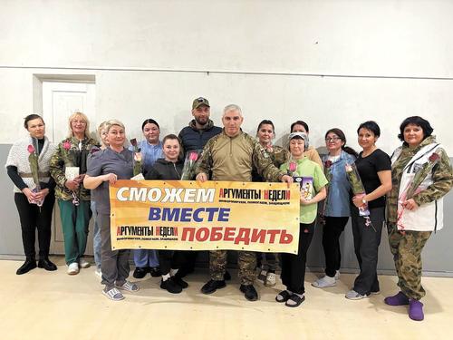 Везём цветы для женщин в&nbsp;погонах и белых халатах