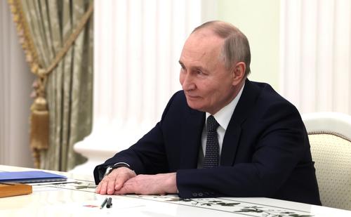 Владимир Путин на коллегии МВД потребовал пресекать каналы нелегальной миграции