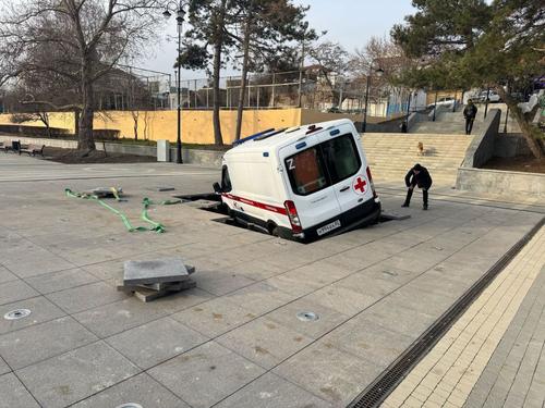 Водитель Скорой решил срезать и попал в дурацкую ситуацию