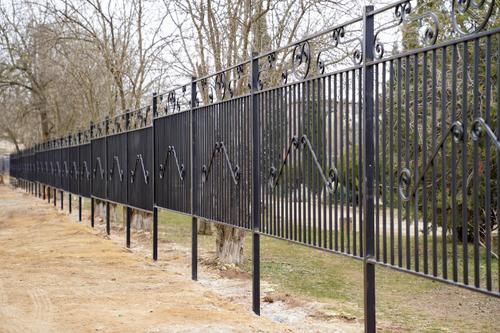 Вокруг школы в Евпатории поставили загадочный забор