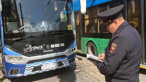 Автобус с артековцами совершил жесткое торможение