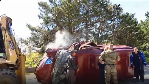 Экскаватор разворачивался через двойную сплошную