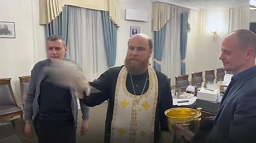 Губернатор Курской области окропил свой кабинет