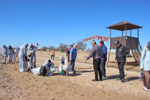 Керчан призывают купить респираторы и прийти на уборку мазута