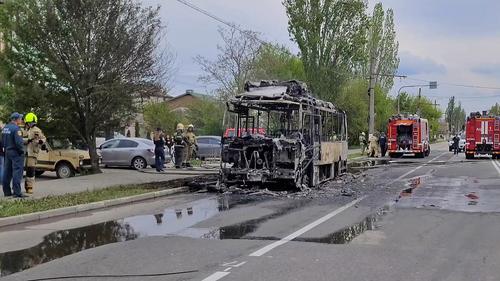 Люди успели выбежать из автобуса, который сгорел полностью