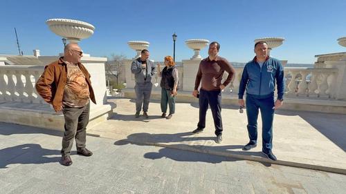 Отремонтированная за миллиард рублей лестница в Керчи поросла мхом