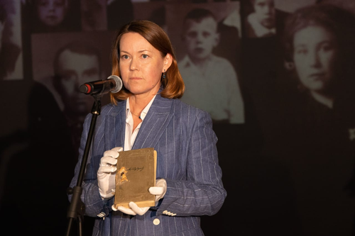 Пробитый осколком томик Пушкина передали в Музей Победы для новой экспозиции