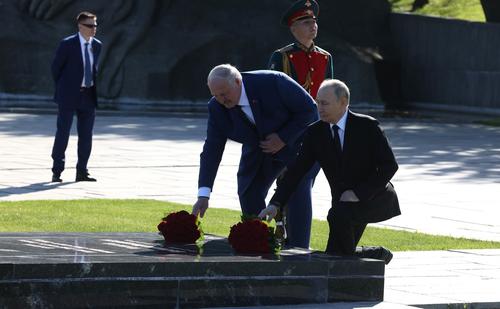 Путин и  Лукашенко посетили мемориал &laquo;Героям Сталинградской битвы&raquo; на Мамаевом кургане в Волгограде