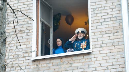 Участники премии &laquo;Экология &ndash; дело каждого&raquo; провели концерт под окнами фронтовика