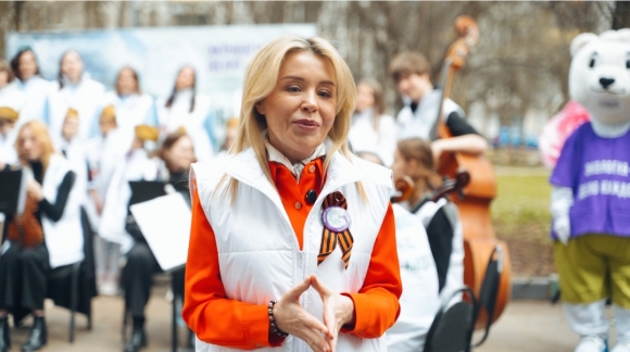 Участники премии &laquo;Экология &ndash; дело каждого&raquo; провели концерт под окнами фронтовика