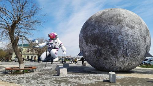 В Евпатории приземлилась Луна