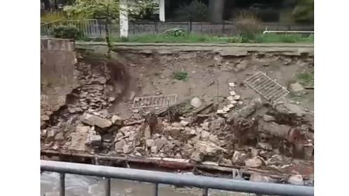 В Ялте обрушилась подпорная стена, устоявшая при наводнении