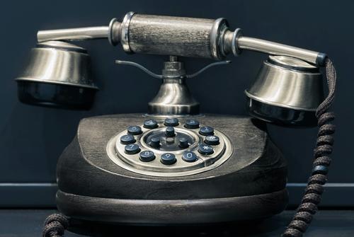 В Киеве на рынках торгуют награбленным в Курской области, продают иконы и старые телефоны