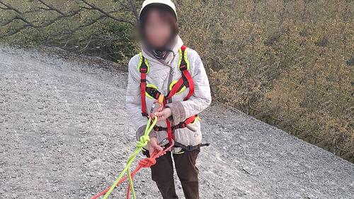 В Крыму мужчину и женщину эвакуировали с горы на веревках