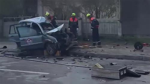 В результате столкновения машину отбросило на жилой дом