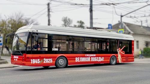 Весь общественный транспорт Севастополя украшен к 9 мая