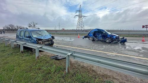 Выехав с поля на мокрую трассу, водитель газанул, и машину занесло