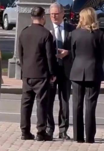 Daily Mail: британцы по молнии заметили, что Зеленский надел брюки задом наперед