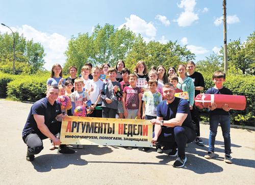 Детям &ndash; праздник, бойцам &ndash; поддержка и продовольствие