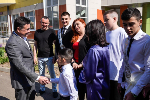 Губернатор Подмосковья поздравил выпускников школ с последним звонком