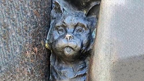 Художник вмонтировал в стелу воинской славы кота