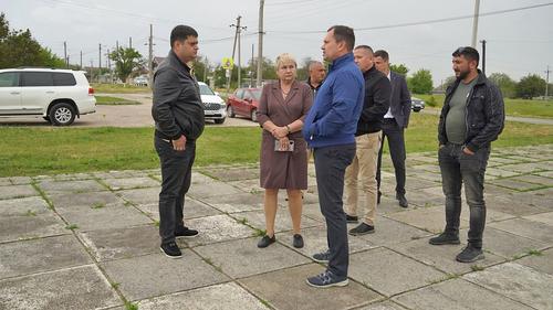 Керченская администрация у мемориала не вынимала руки из карманов