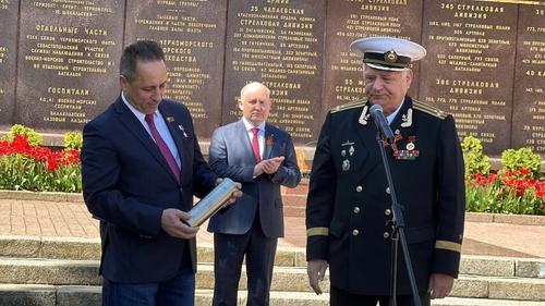 Космонавт везет из Севастополя капсулу с землей в Минск