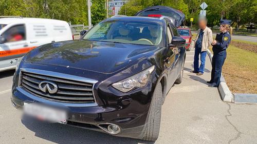 Мужчина игнорировал приставов пока его не клюнули куда надо