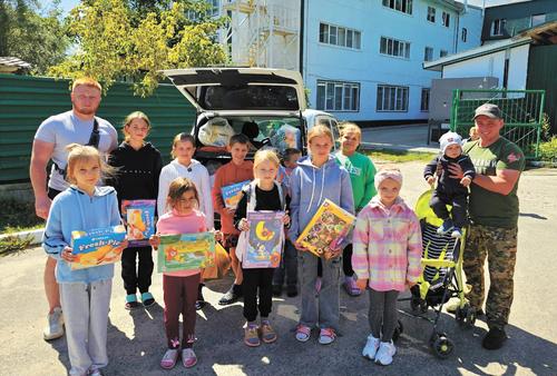 Подарки и праздник для детей Донбасса
