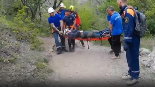 В Крыму женщин по горам носили на руках