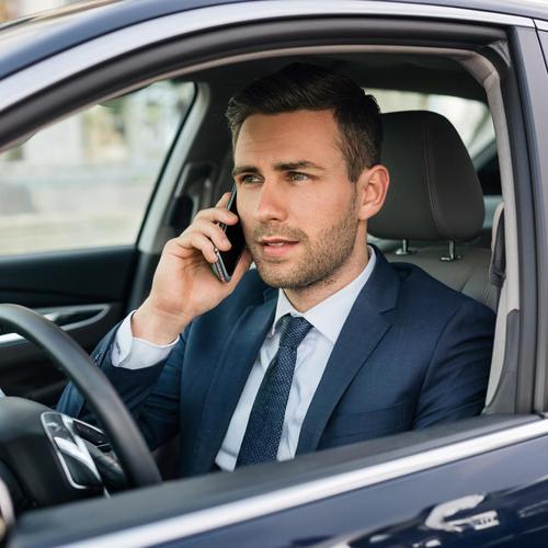 В машине придется отставить разговоры